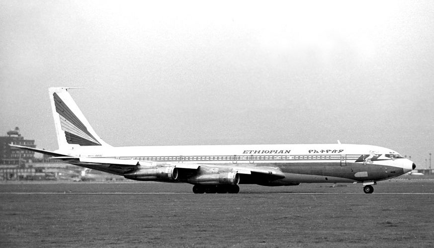 Il Boeing 707-360C cargo ET-ACD sulla pista