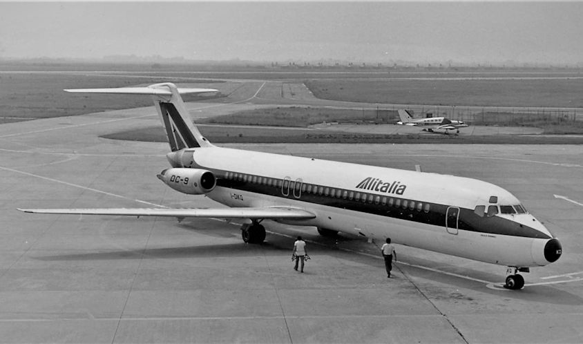 Il DC-9-32 “Isola di Stromboli” I-DIKQ in parcheggio