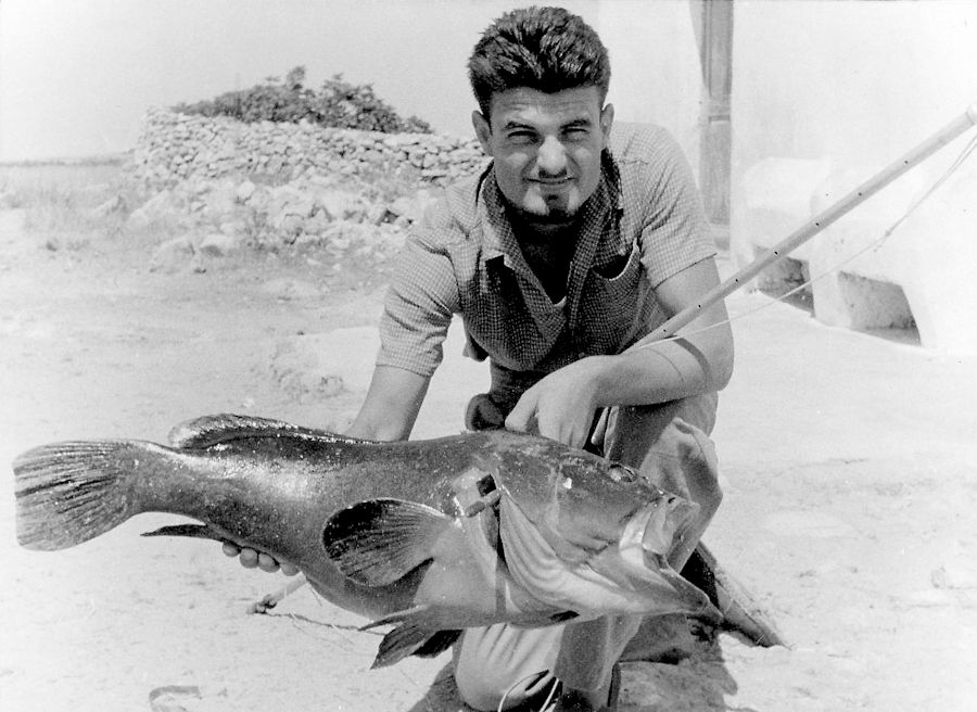Monacizzo (TA), 1952<br/>Dario con una cernia