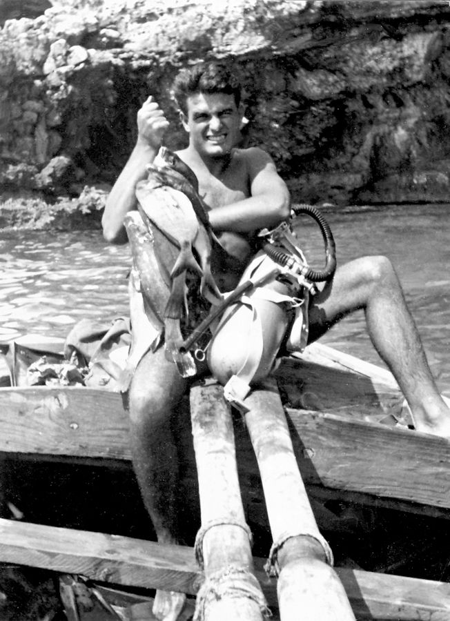 S. Maria di Leuca (LE), 1952<br/>Dario a pesca con l’A.R.A.