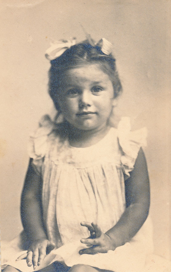 Taranto, 1907<br/>Lidia, bambina, a quattro anni