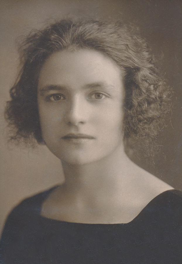 Taranto, 1921<br/>Lidia, studentessa al collegio americano “Crandon”