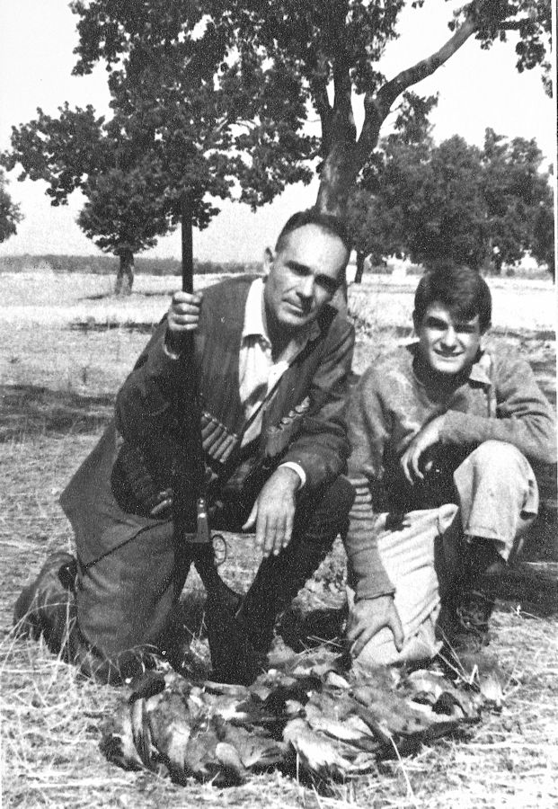 Tursi (MT), 1949<br/>Dario a caccia col padre Sergio