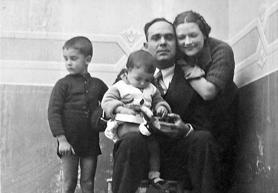 Taranto, 1936<br/>Sergio, Lidia con Danilo (in piedi) e Dario (in braccio)