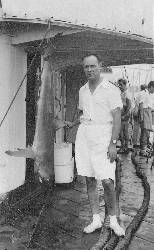 Massaua, 1940<br/>Sergio a pesca con la lenza sul Regio C.T. “Nullo”
