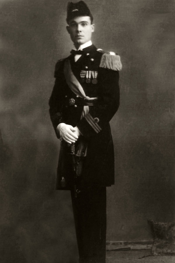 Taranto, 1923<br/>Sergio, tenente di vascello, figura intera