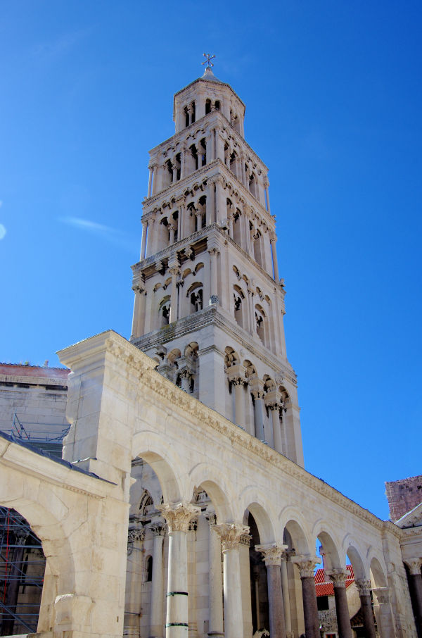 Il campanile e l’ingresso principale