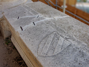 Lo stemma di Dujam de Judicibus sul sarcofago di Francesca Lucari