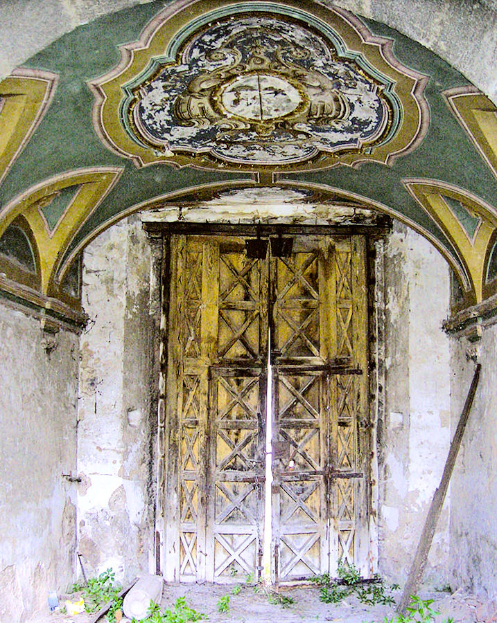 L’ingresso visto dall’interno del palazzo