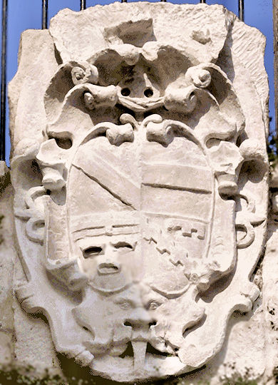 Stemma sul portale del Castello Caracciolo, Giovinazzo (BA)